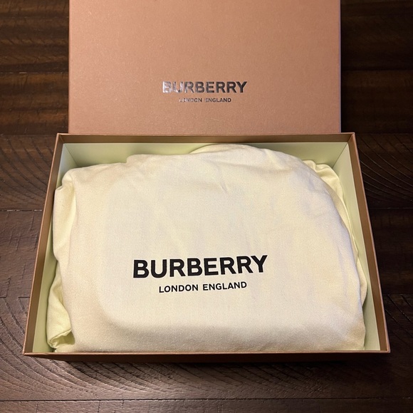 Burberry Vintage Unisex Check & Leather Crossbody Bag 8010152 (New) $1150 - Picture 11 of 12